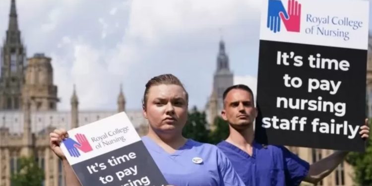 Hemşireler ilk kez Birleşik Krallık çapında greve gitmeye hazırlanıyor