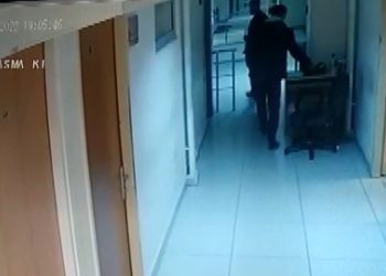 Hırsızlıktan serbest kaldılar, adliyeden çıkarken polisin çantasını çaldılar