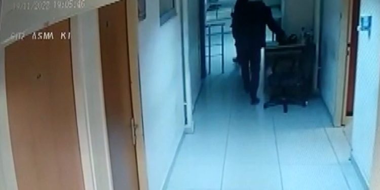 Hırsızlıktan serbest kaldılar, adliyeden çıkarken polisin çantasını çaldılar