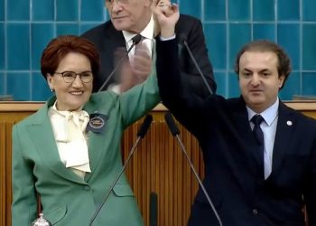 İYİ Parti’ye katılan Baver Miroğlu’nun rozetini Akşener taktı