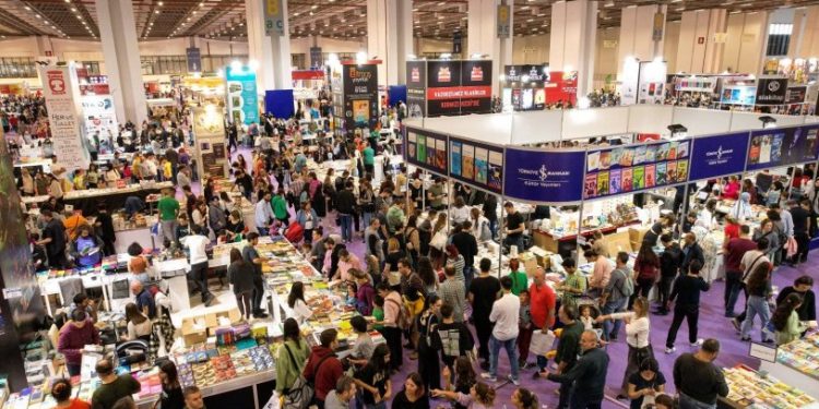 İZKİTAP kitapseverlerin üç yıllık özlemini giderdi