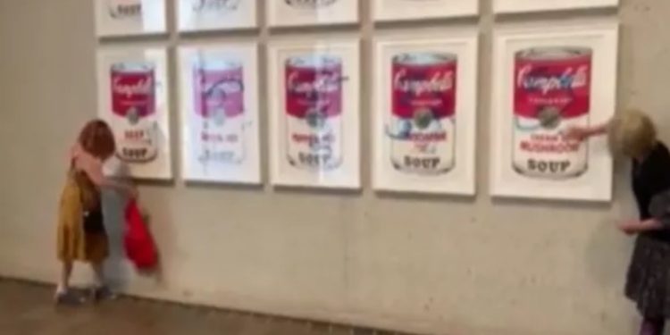 İklim aktivistleri, bu kez Warhol'un ünlü eserini hedef aldı