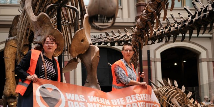 İklim aktivistleri, kendilerini müzedeki dinozor iskeletini tutan direklere yapıştırdı