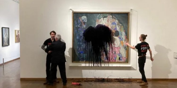 İklim eylemcileri Gustav Klimt tablosunu hedef aldı