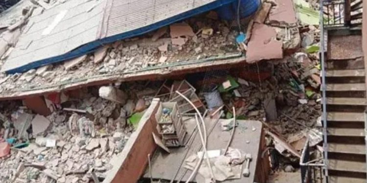 İlişkiye girdikleri binanın altında kaldılar