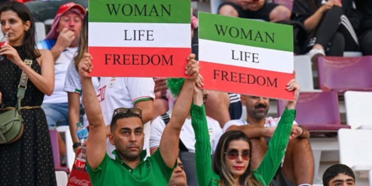 İran taraftarlarından Dünya Kupası'nda 'Mahsa Emini' protestosu: 'Kadınların yaşamına özgürlük'
