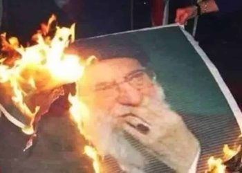 İran’da göstericiler ülkenin ilk dini lideri Ayetullah Humeyni’nin evini ateşe verdi