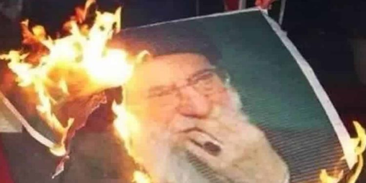 İran’da göstericiler ülkenin ilk dini lideri Ayetullah Humeyni’nin evini ateşe verdi