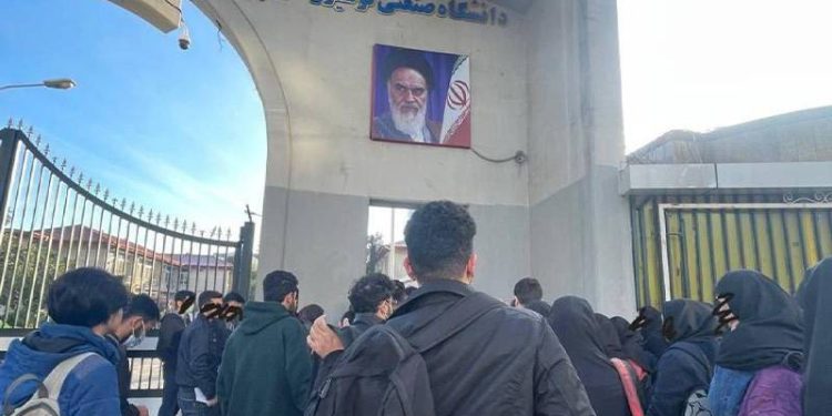 İranlı akademisyenler tutuklanan öğrencilerine sahip çıktı, protestolara katılacaklarını ilan etti