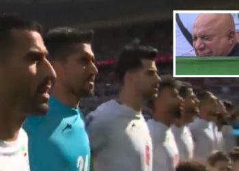 İranlı futbolcular milli marşı kerhen söyledi, taraftarlar gözyaşlarına boğuldu