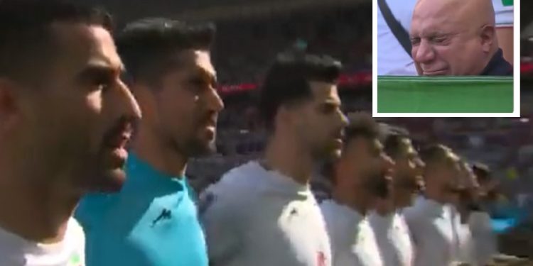 İranlı futbolcular milli marşı kerhen söyledi, taraftarlar gözyaşlarına boğuldu