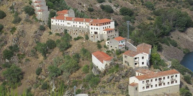 İspanya'da 44 ev, kilise, okul ve otelin olduğu bir köy 260 bin euroya satışa çıkarıldı