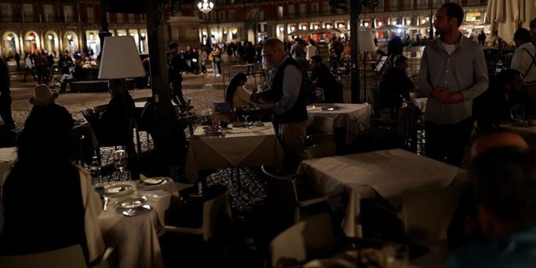 İspanya'da yiyecek içecek sektörü, ışıkları kapatarak enerji fiyatlarını protesto etti