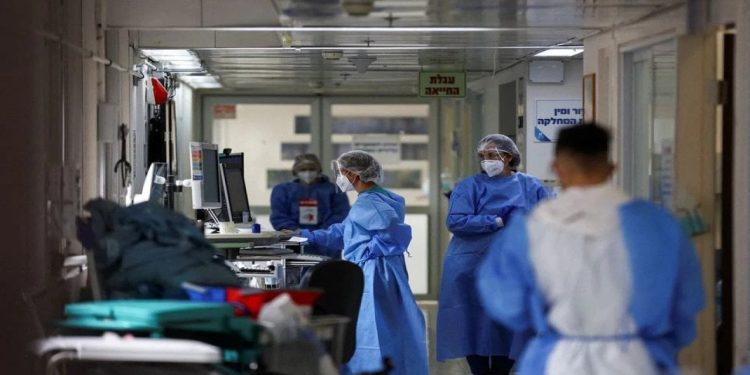 İsrail'de yaralı Filistinli çocuğa şeker veren doktor işten atıldı