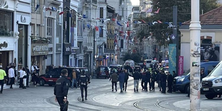 İstiklal Caddesi yeniden yaya trafiğine açıldı