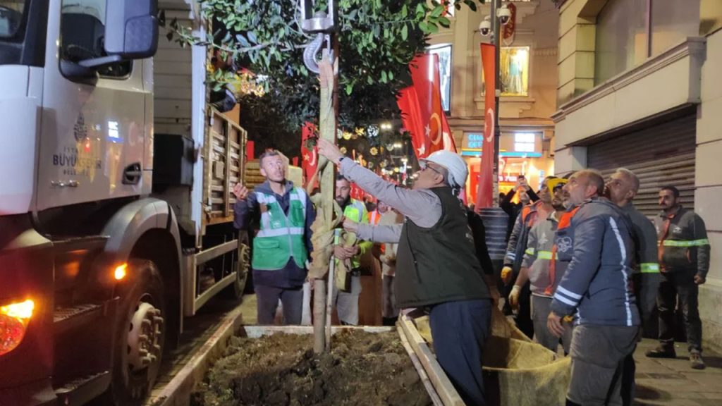 İstiklal Caddesi’nde beton saksılar kaldırılıyor