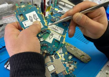 İzlediği videodan sonra cihazların içinde altın aramaya başladı!