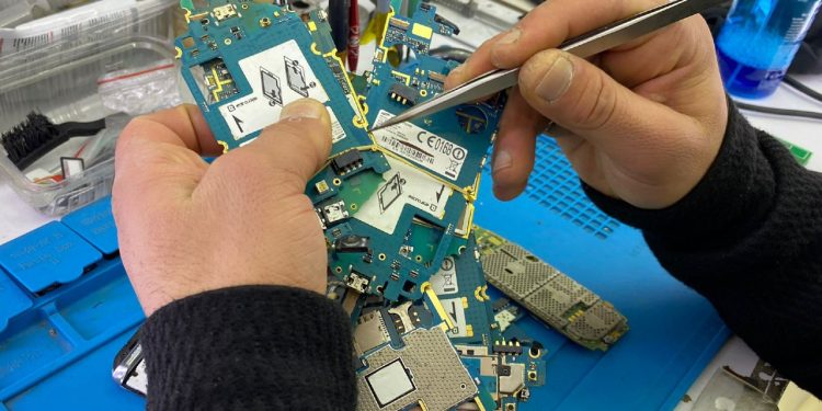 İzlediği videodan sonra cihazların içinde altın aramaya başladı!