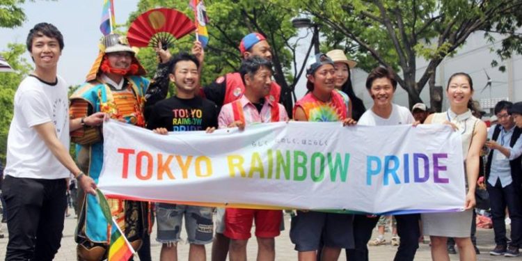 Japonya'da eşcinsel çiftlere sertifika dağıtılmaya başlandı