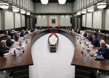 Kabine yarın toplanıyor, masada EYT ve sözleşmeli personel var