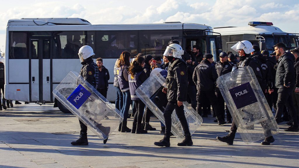 Kadıköy’de kadın eylemine polis müdahalesi: Çok sayıda gözaltı