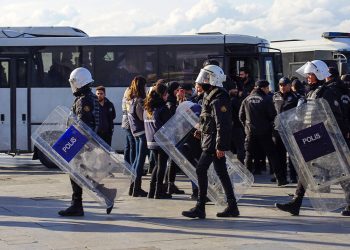 Kadıköy’de kadın eylemine polis müdahalesi: Çok sayıda gözaltı