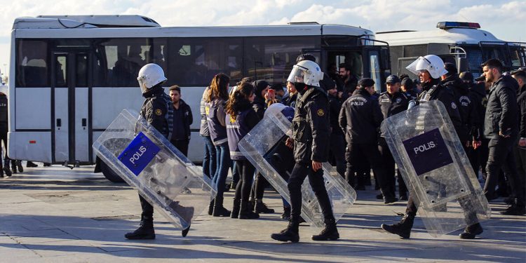 Kadıköy’de kadın eylemine polis müdahalesi: Çok sayıda gözaltı