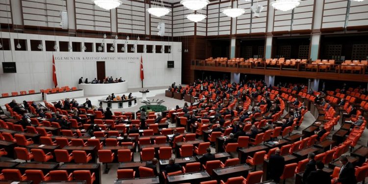 Kadına yönelik şiddetin araştırılması önerisi AKP ve MHP tarafından reddedildi