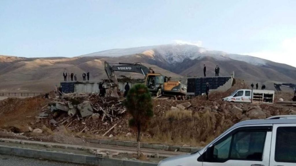 Kampüste depo inşaatı çöktü: Bir işçi enkaz altında