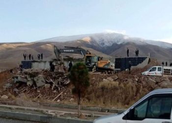 Kampüste depo inşaatı çöktü: Bir işçi enkaz altında