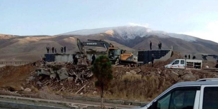Kampüste depo inşaatı çöktü: Bir işçi enkaz altında