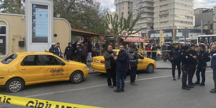 Kavgada husumetlisi yerine babası ve kardeşini vurdu