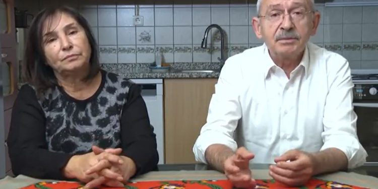 Kemal Kılıçdaroğlu ve eşi evlerinin mutfağından seslendi: Çocuklar aç, durum acil!