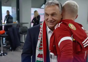 Kiev, Orban'ın Ukrayna topraklarını da içine alan Macaristan haritalı atkısı için özür bekliyor