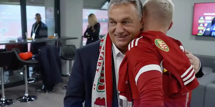 Kiev, Orban'ın Ukrayna topraklarını da içine alan Macaristan haritalı atkısı için özür bekliyor