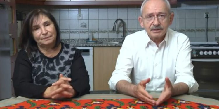 Kılıçdaroğlu, eşi Selvi Kılıçdaroğlu ile birlikte kameranın karşısına geçti; 'Biz başlıyoruz' dedi