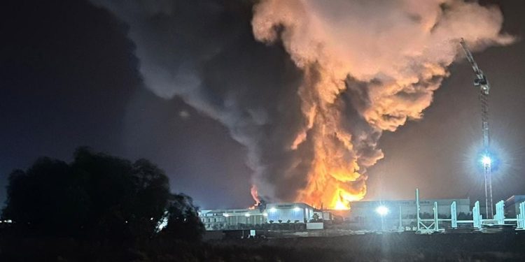 Kimya fabrikasında yangın: Bölgeye geçişler kapatıldı