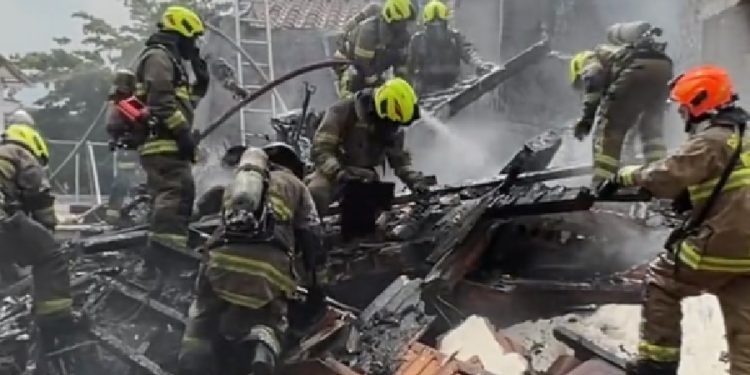 Kolombiya’da uçak düştü: 2’si pilot 8 ölü