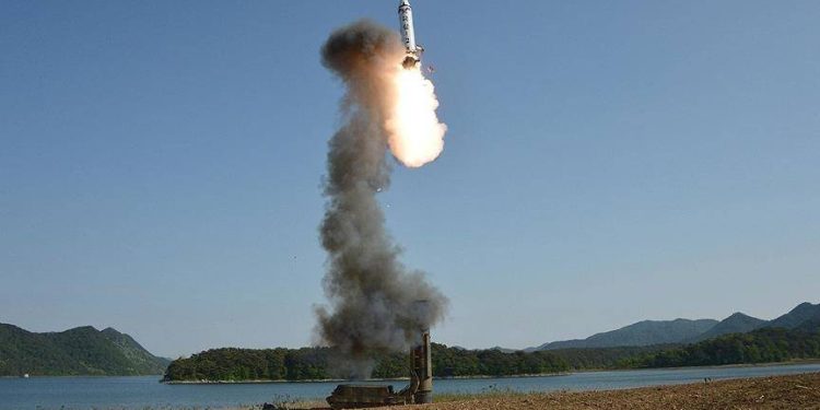 Kuzey Kore, Japon Denizi'ne balistik füze fırlattı