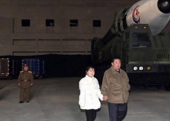 Kuzey Kore lideri Kim, kıtalararası füze denemesinde ilk defa kızıyla görüntülendi