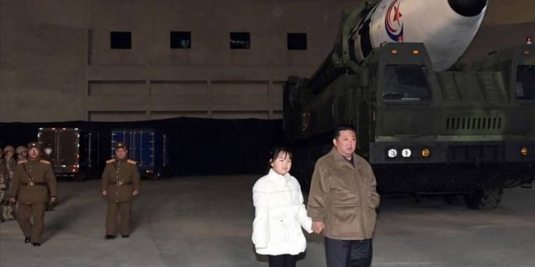 Kuzey Kore lideri Kim, kıtalararası füze denemesinde ilk defa kızıyla görüntülendi
