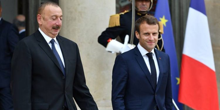 Macron ve Aliyev telefonda görüştü