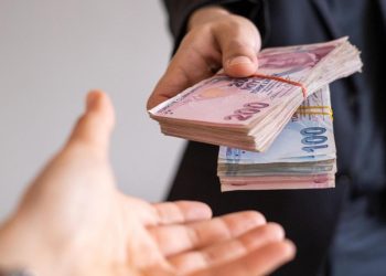 Mahkeme, göreve iade edilen öğretmene yasal haklarının faiziyle ödenmesine hükmetti