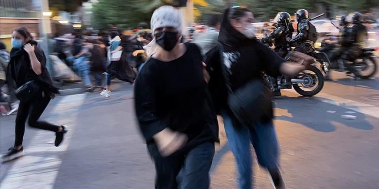 Mahsa Amini eylemleri üçüncü ayında: Polis, protestoculara ateş açtı