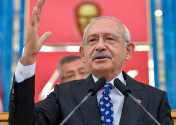 Mikrofonun azizliğine uğrayan Kılıçdaroğlu alkışlarla salondan ayrıldı