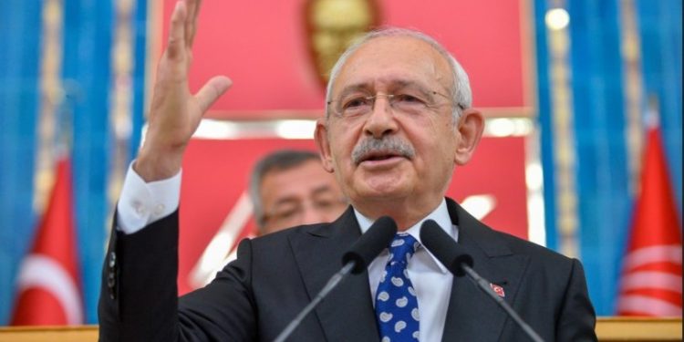 Mikrofonun azizliğine uğrayan Kılıçdaroğlu alkışlarla salondan ayrıldı