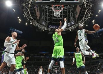 Milwaukee Bucks önüne geleni deviriyor