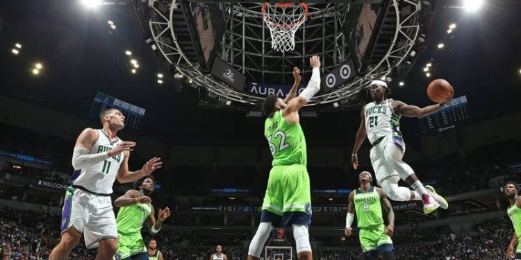 Milwaukee Bucks önüne geleni deviriyor