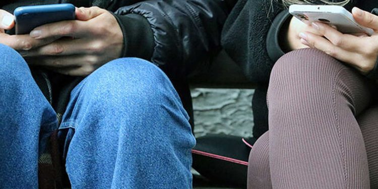 Nomofobi uyarısı: İnternet kısıtlaması korkusuyla stres, öfke yaşanabiliyor