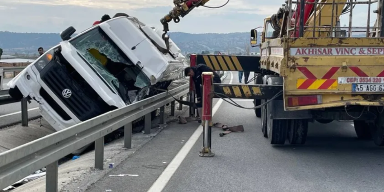 Osmaniyespor taraftarlarını taşıyan minibüs devrildi: 1 ölü, 9 yaralı